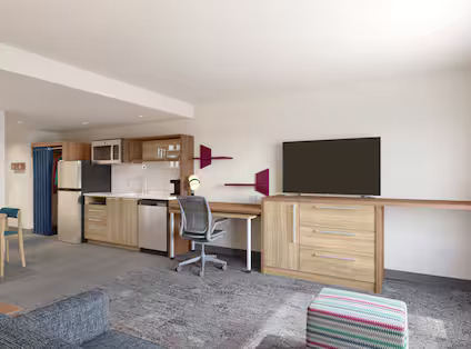 bapi-home2-us-vibrant-one-bedroom-working-wall-03